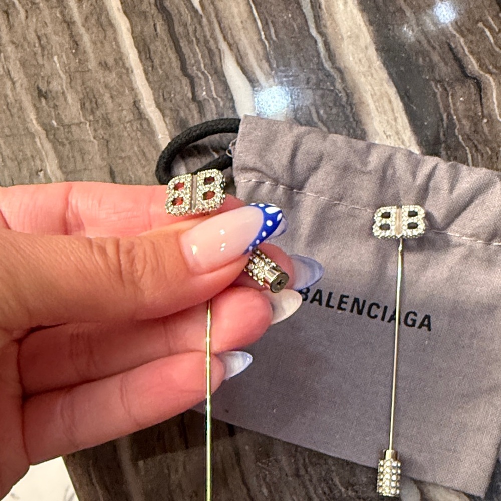 BALENCIAGA
Pin BB Crystal-Embellished Earrings like NEW - Picture 10 of 17